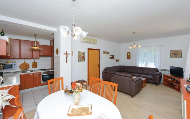 Stunning Home in Mocici With Wifi and 4 Bedrooms
