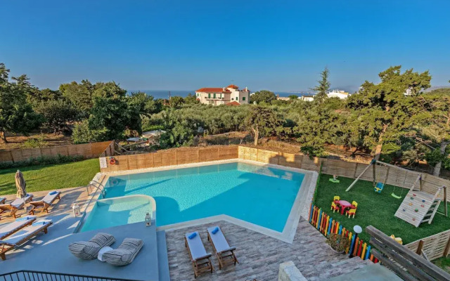 Dreamcatcher Villa Outdoor Indoor Pool hot tub