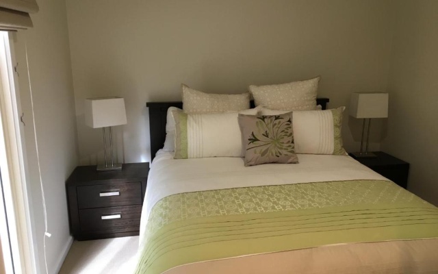 Grand Escape McKenzie - solar heated Pool, WiFi, Netflix, 5 bdrm, 4bthrm – Guest Rooms – Cowes