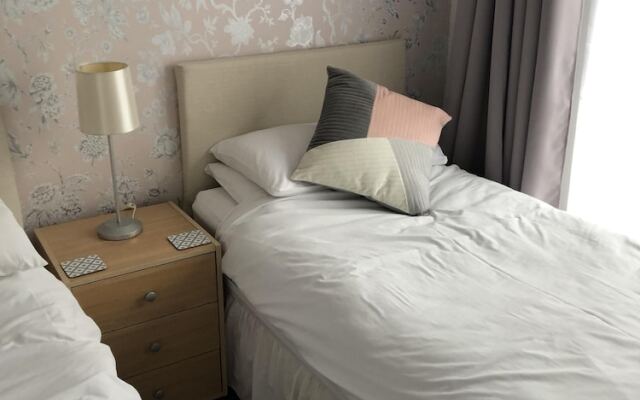 Basingstoke En Suite Room in Garden Annex