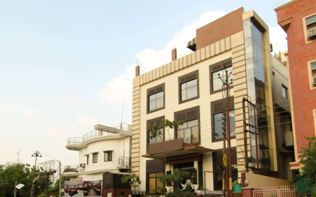 Townhouse OAK Hotel Edesia