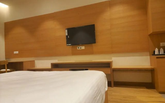 OYO 10323 Hotel Gorbandh