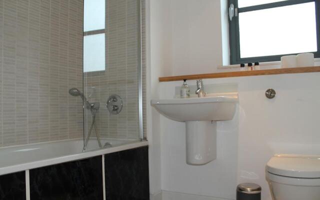 House of MoLi - Commercial Road Apartments