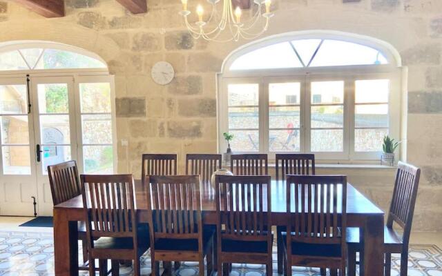 Villa Rossa Gozo - 5 bedroom ensuite with pool & jacuzzi