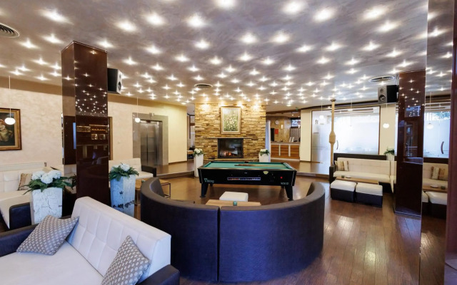 Green Wood Hotel
