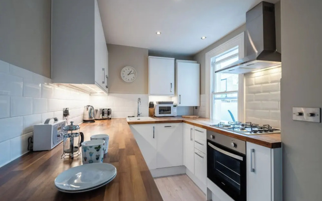 Stylish Fulham Flat With Patio by Underthedoormat