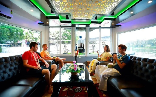 Mass Holidays Houseboat
