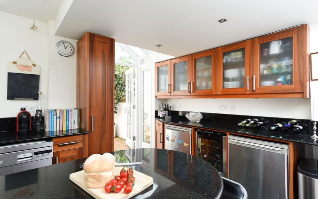 Stylish 2BR Home in Notting Hill