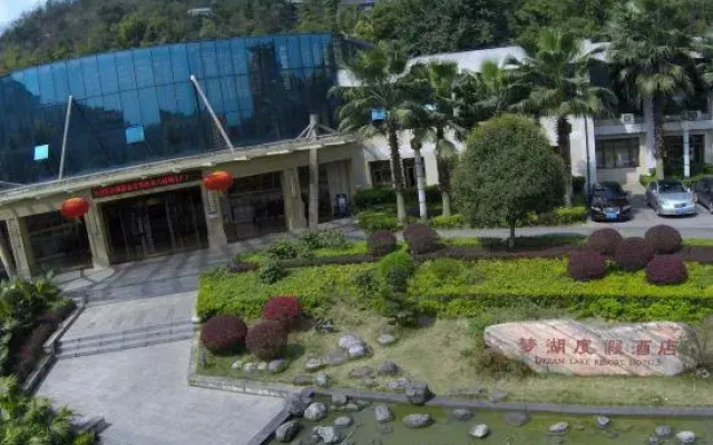 Menghu Holiday Hotel