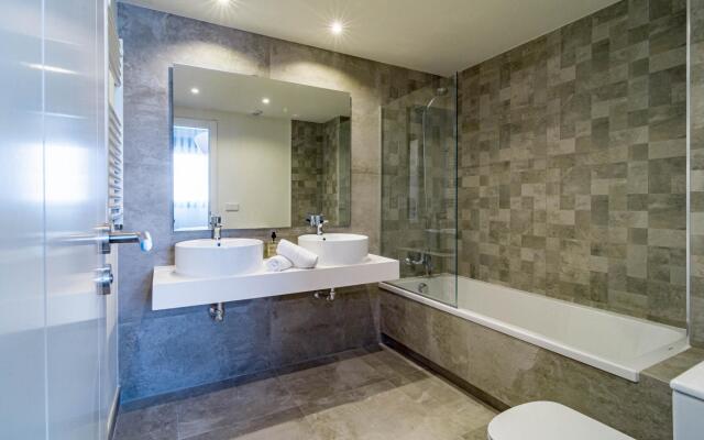 INF42M- Modern city apartment, families only