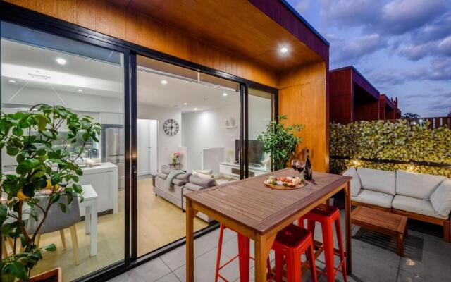 StayCentral Northcote Townhouse With Study