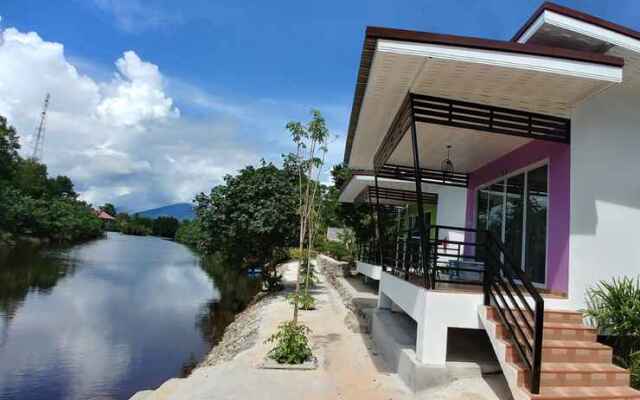 Thipburee Riverside Hotel