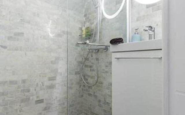 Charming 1 Bedroom Apartment Center