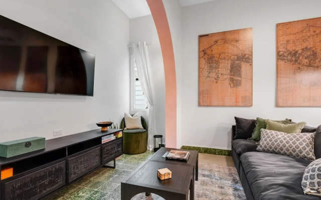 Chic Apartment Pool Parking in Central Condado