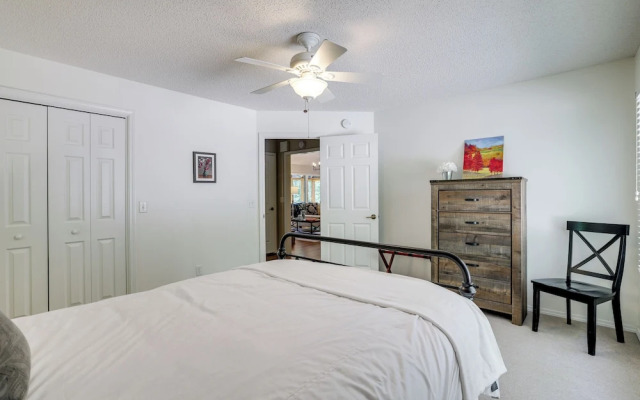 The Bella Vista Lakeside Treehouse: Dock & Kayaks!