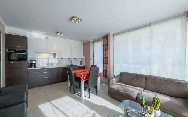 Central Stay Near Tram & Sea