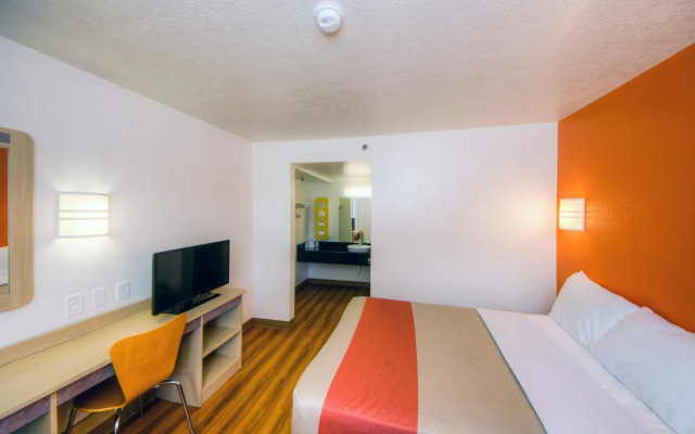 Motel 6 Bradenton, FL