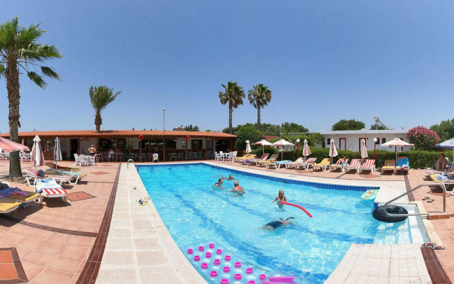 Sandy's Studios Apartments & Log Villas