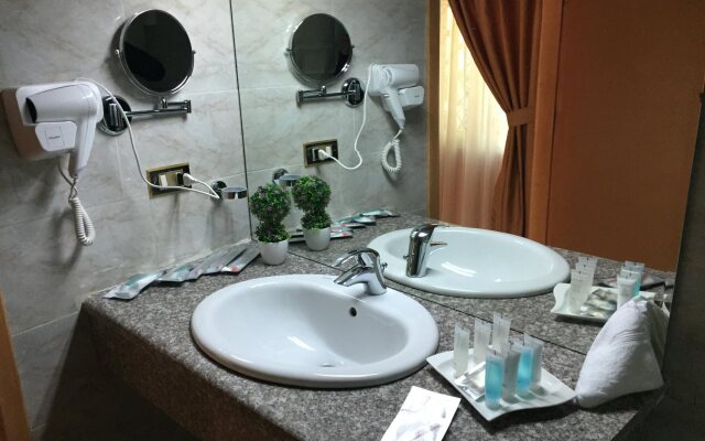 Al Anbat Midtown Hotel
