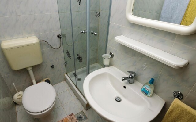 Stunning Apartment in Lukovo Sugarje With 3 Bedrooms, Wifi and Outdoor Swimming Pool