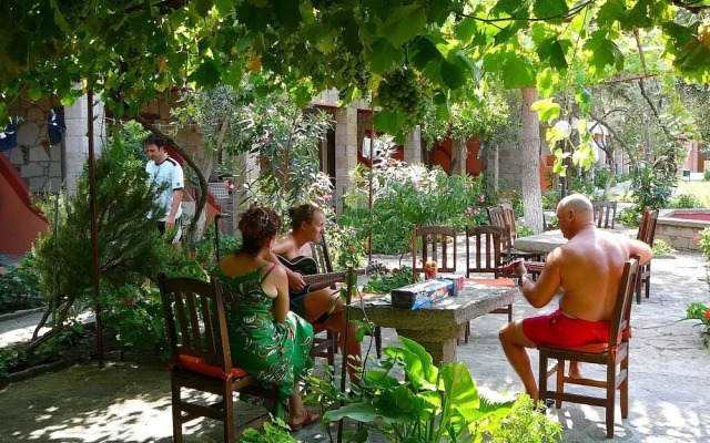 Assos Kadırga Otel