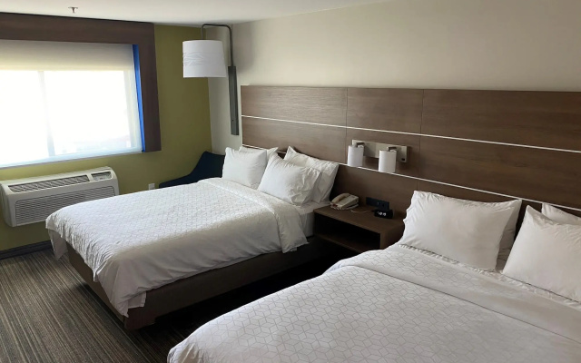 Holiday Inn Express & Suites Woodland Hills by IHG