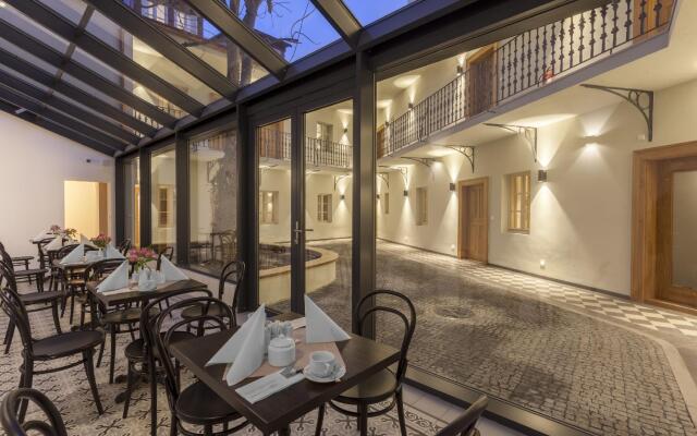 Hotel At the White Lily