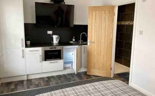 OYO Hillcrest Studio Apartments