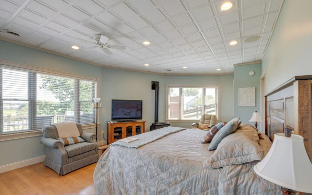 4 Mi to German Village: Studio w/ Hot Tub!