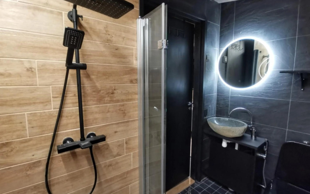 Glass Igloos by the water - Lasisviitit