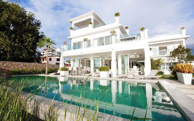 Villa 7th Heaven Beach Front