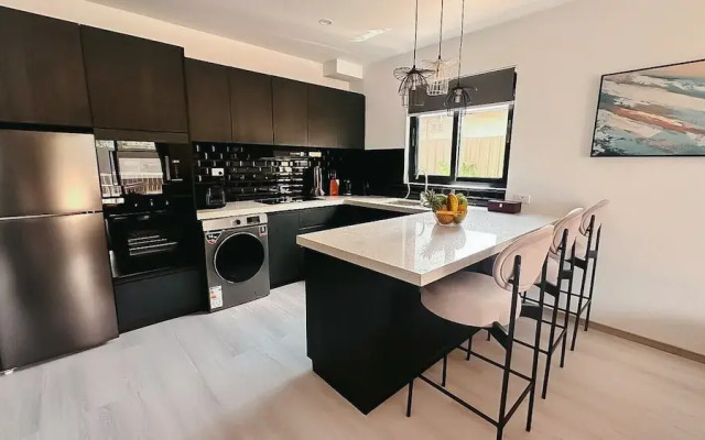 Hibiscus Suites And Residences