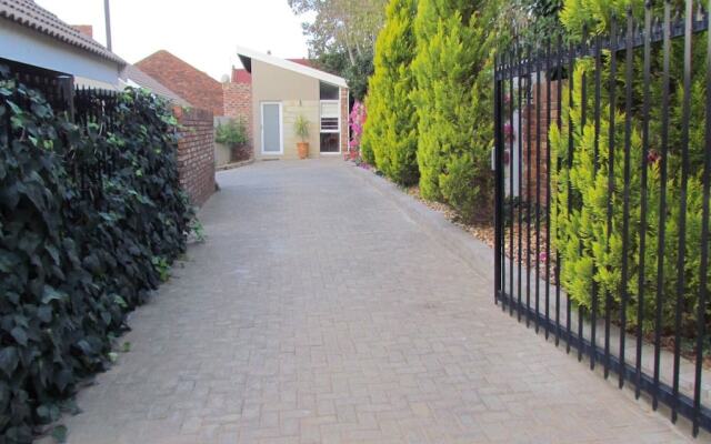 Fully Furnished 3 Bedroom House In in Pentagon Park Bloemfontein