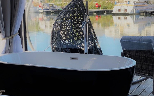 Un Moment Suspendu Pour Couple : Houseboat « Trampoline sur Leau »