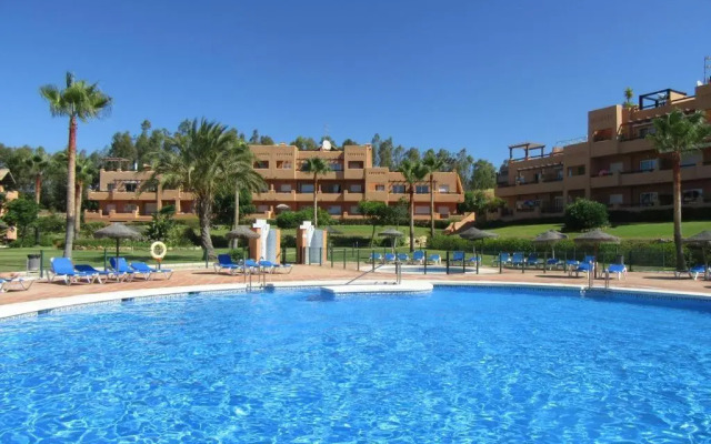 CASARES appart 2 ch dans parc tropical avec vue sur mer, montagne et piscine
