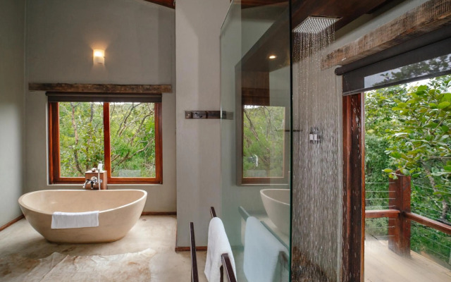 Rhino Ridge Safari Lodge