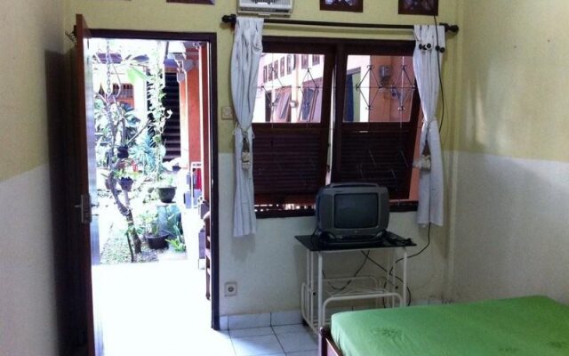 Kartika Ayu Beach Inn