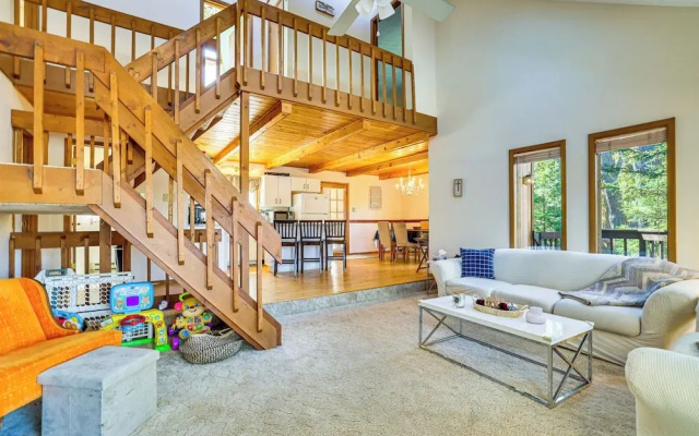 Walk to Beach: Arrowhead Lake Home