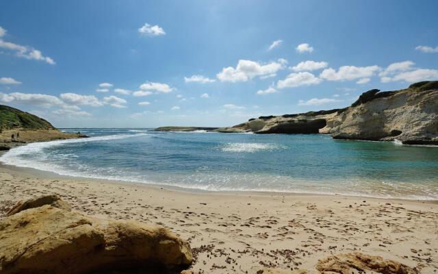 Seafront holiday home twenty meters from the western shore of Sardinia in S'archittu Beach-Casa del Giglio
