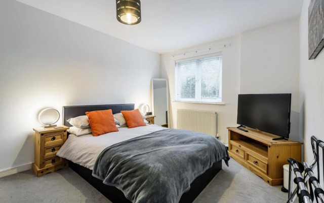 Stylish 2 Bedroom Apartment Central Exeter Parking on Site