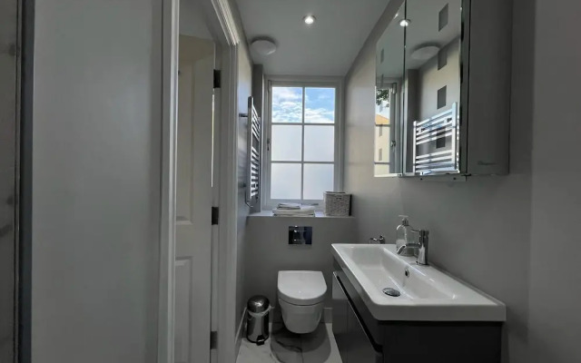 London-apartment-sleeps2-privateentrance