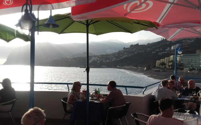 By the Beach & Pool Apartment