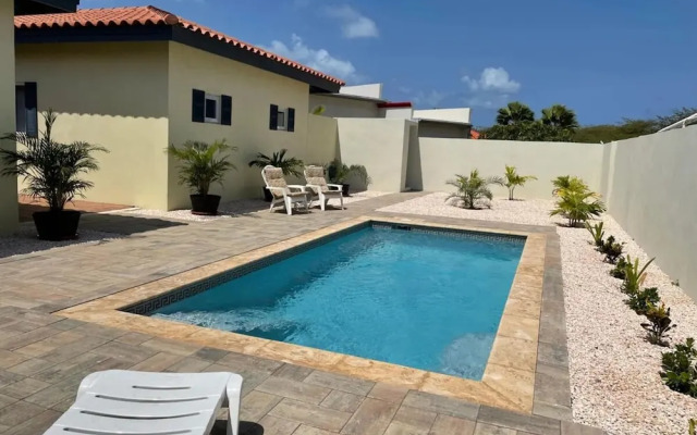 Tranquil 2br2ba Close to the Beach Shared Pool