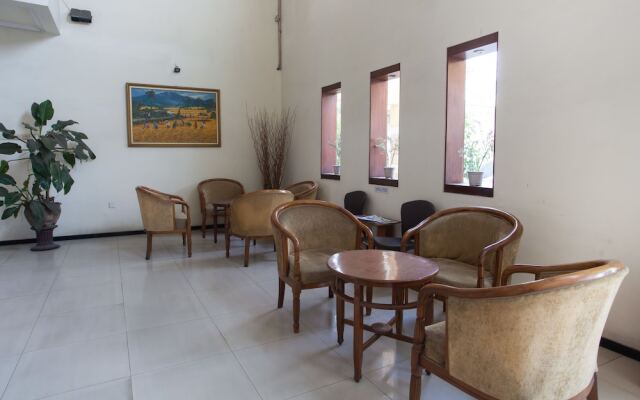 RedDoorz near Plaza Araya