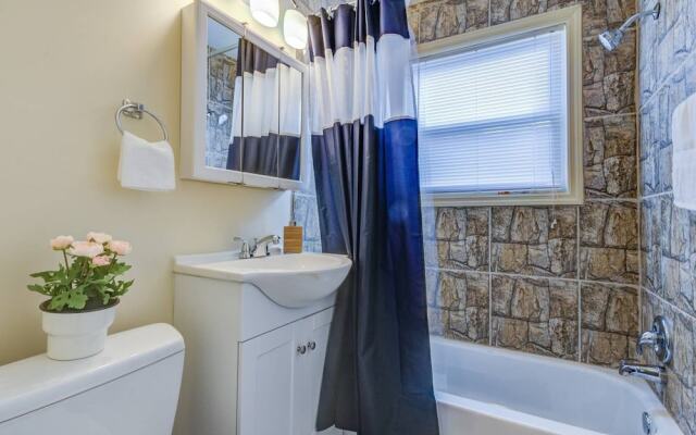 Modern Townhouse w/ Pool Table by Cozysuites