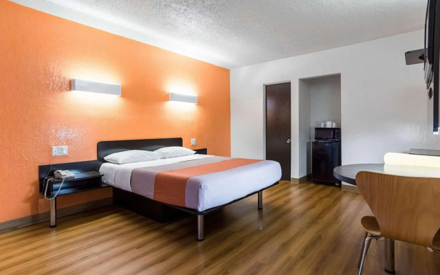 Motel 6 Long Beach, CA - International City