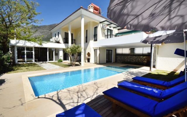 Villa Nail by Helaltatilvillari