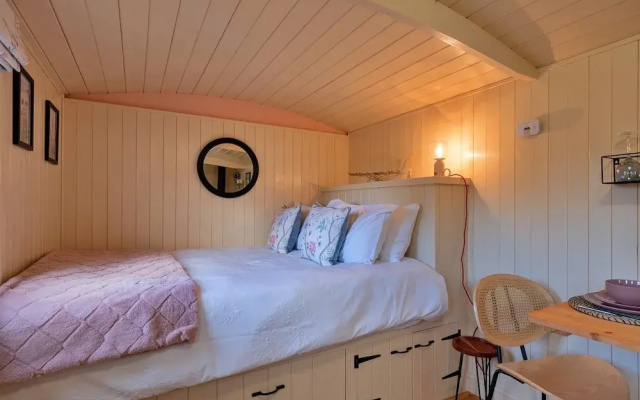 Glamping in Northamptonshire Near Cotswolds