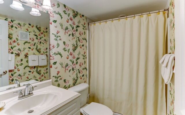 Tastefully Decorated Condo with Scenic Beach Views by RedAwning