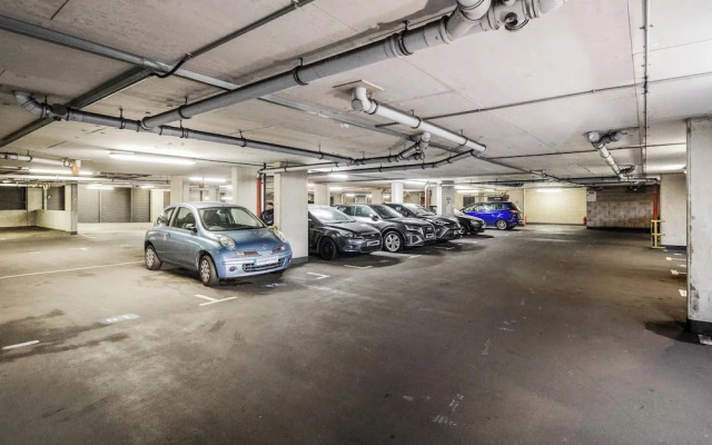 Basildon - 2-bed - Sleeps 5 - Near Train Station